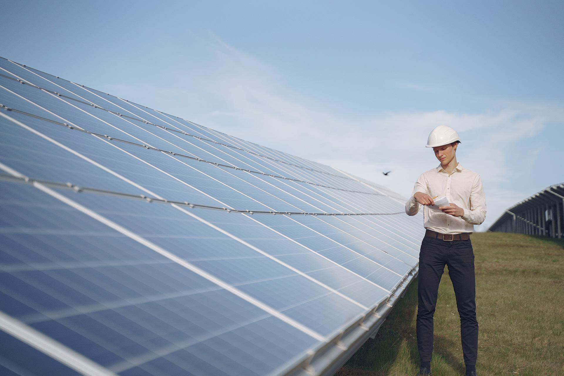 businessman-in-a-white-helmet-near-solar-battery-2021-08-29-00-35-46-utca.jpg